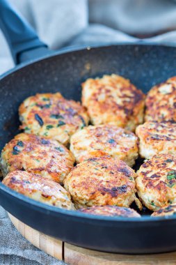 tavada kızarmış tavuk pirzola