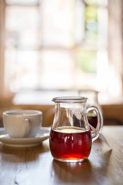 cam sürahi sıcak bir içecek ile 