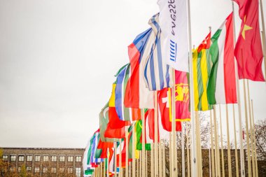 Şehir sokak arka plan bayrak ile