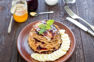 Berry kek nane ve muz dilimleri ile