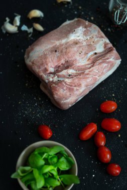 pişmemiş domuz eti biftek