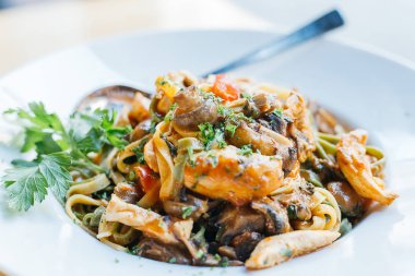 Izgara mantarlı makarna