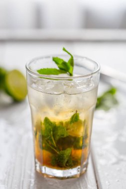 Mojito kokteyl ve malzemeler 