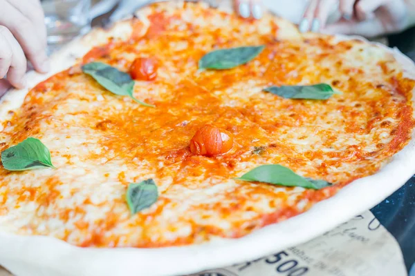 Pizza no restaurante italiano — Fotografia de Stock