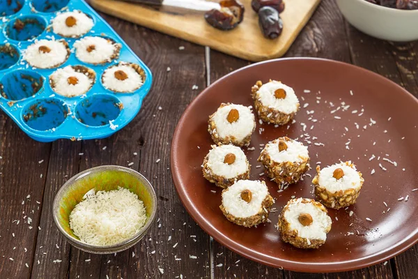 Bolas de doces com coco e amêndoa nozes — Fotografia de Stock