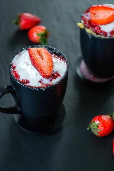 Sobremesa de creme com morangos — Fotografia de Stock