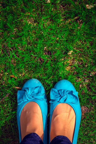 Vedere de sus a picioarelor în pantofi — Fotografie, imagine de stoc