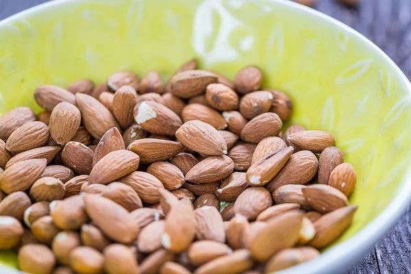 Amandes dans un bol jaune — Photo