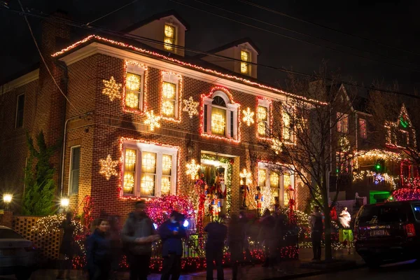 : Weihnachtsdekoration eines Hauses — Stockfoto