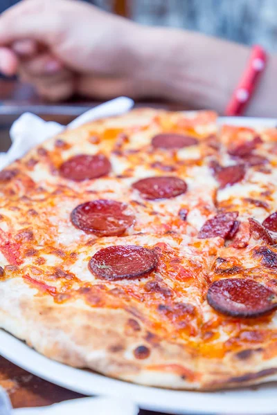Pizza de pepperoni, fundo da pizza — Fotografia de Stock