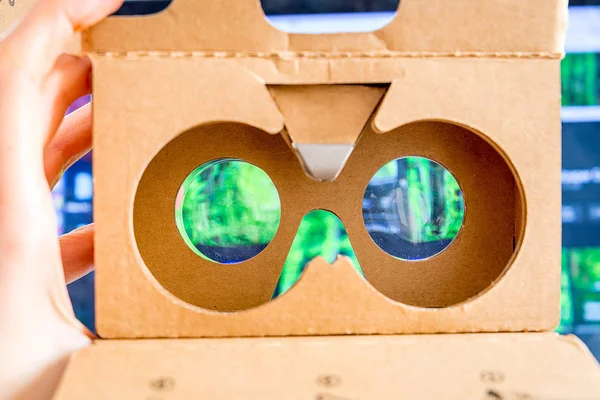 fütüristik karton bardak tutan el 