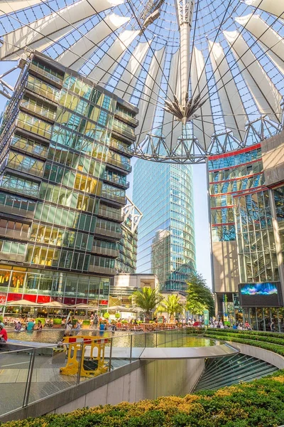 Costruzione futuristica del tetto al Sony Center — Foto Stock