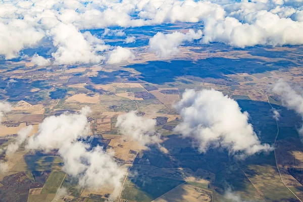 Şehirler ve bulutlar görünümünü kuşlar göz