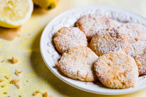 ev yapımı tatlı kurabiye plaka üzerinde 