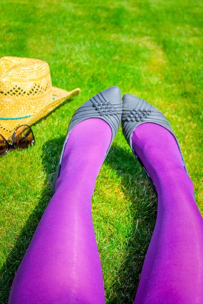 Kobiece Nogi Fioletowe Rajstopy Buty Zielonej Trawie Snd Słomkowy Kapelusz — Zdjęcie stockowe