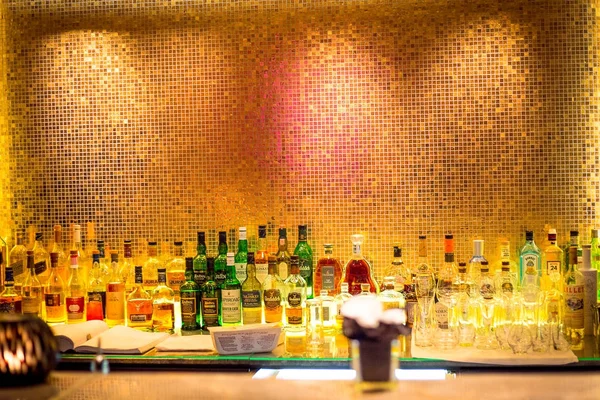 Bar Con Botellas Sobre Fondo Madera — Foto de Stock