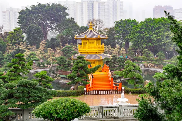 Złota Pagoda drewna tekowego — Zdjęcie stockowe