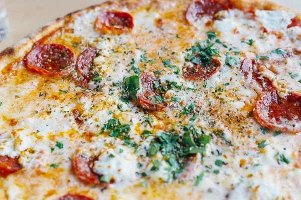 Pizza no restaurante italiano — Fotografia de Stock