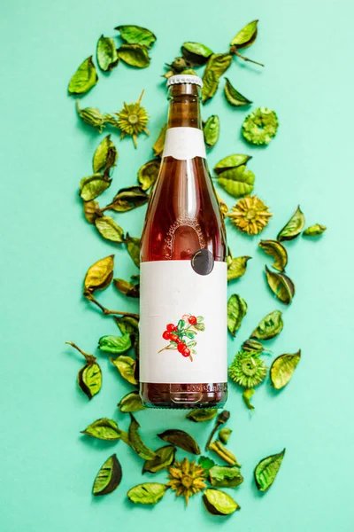 Soğuk içecek nane arka plan üzerinde şişe