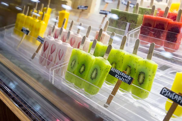 Sabroso helado con bayas — Foto de Stock