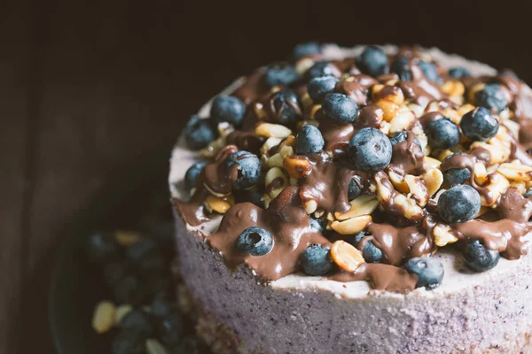 yaban mersini ve fındık ile doğum günü pastası 