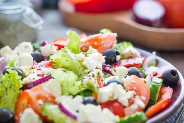 Leckerer Salat mit Tomaten — Stockfoto