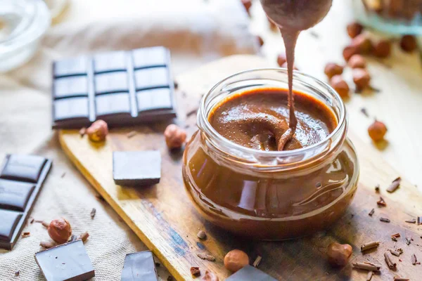 Glas mit Haselnuss-Schokolade-Nutella — Stockfoto