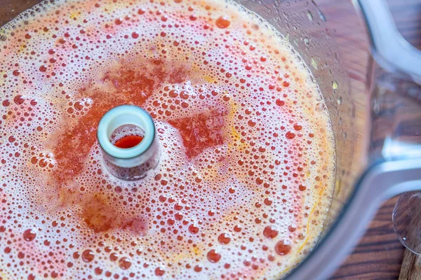 Сок из цитрусовых фруктов в Blender Bowl — стоковое фото
