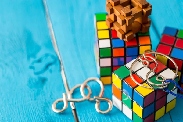 Rubiks küp arka plan üzerinde — Stok fotoğraf