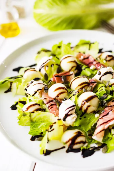 Insalata con prosciutto — Foto Stock