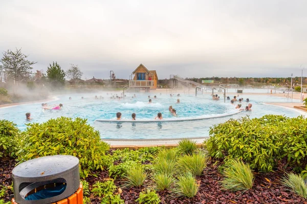 Berlin - 18 Kasım, 2016: Almanya, lüks tropikal ada sıcak açık alanı, açık havada, sonbahar saat yüzme havuzunda