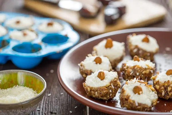 Bolas de doces com coco e amêndoa nozes — Fotografia de Stock