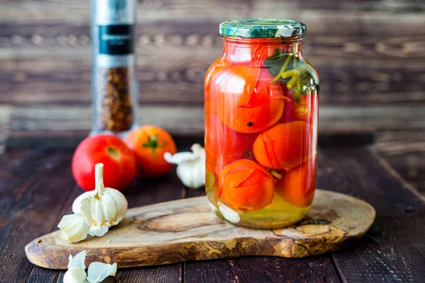 Lezzetli konserve ve taze domates