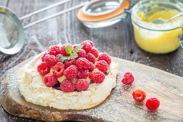 Dessert mit frischen Himbeeren — Stockfoto