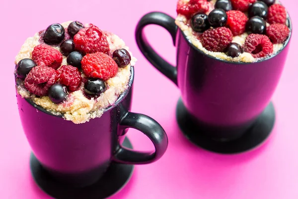 Deliciosos postres de bayas en tazas —  Fotos de Stock