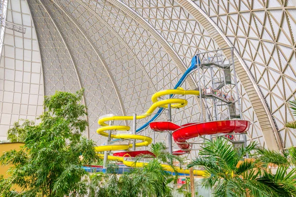 Berlin - 18 Kasım, 2016: lüks tropikal ada su parkı sürmek ve slaytlar şaşırtıcı Almanya'da