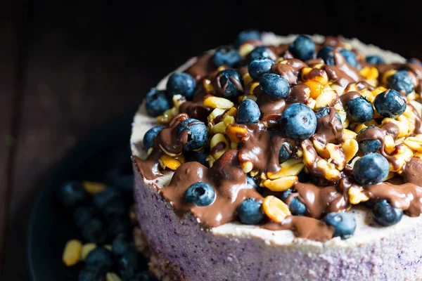 yaban mersini ve fındık ile doğum günü pastası 