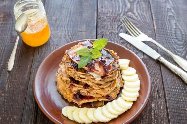 Berry kek nane ve muz dilimleri ile