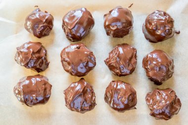  Badem ezmesi ile çikolata şekerleme