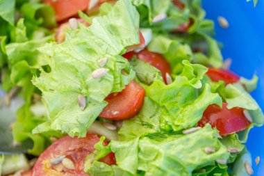 taze marul salatası