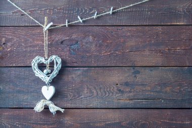 Ahşap tahta üzerinde kalp