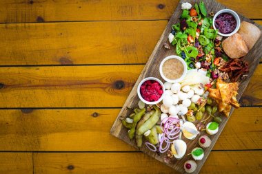 İtalyan antipasti şarap aperatifler seti