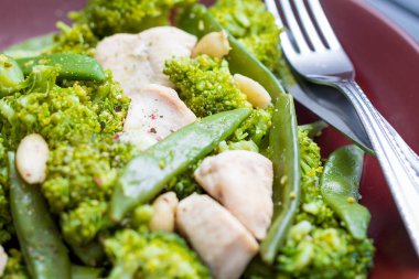 tavuk göğsü ve brokoli salatası 