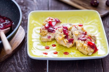 Biber soslu lezzetli ızgara domuz eti 