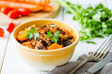 Soğan, patlıcan yahni havuç