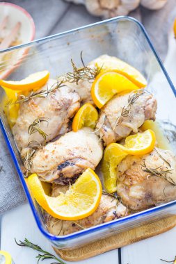 Rosemary ile ev yapımı tavuk uyluk 