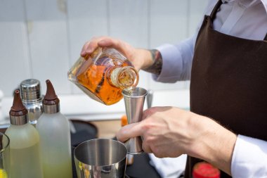 erkek yapım kokteyller eller