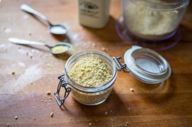 Cam Kavanoz içinde rendelenmiş kaju fıstığı