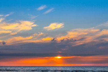 Romantik plaj günbatımı 