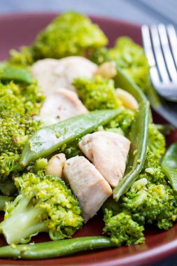 tavuk göğsü ve brokoli salatası 